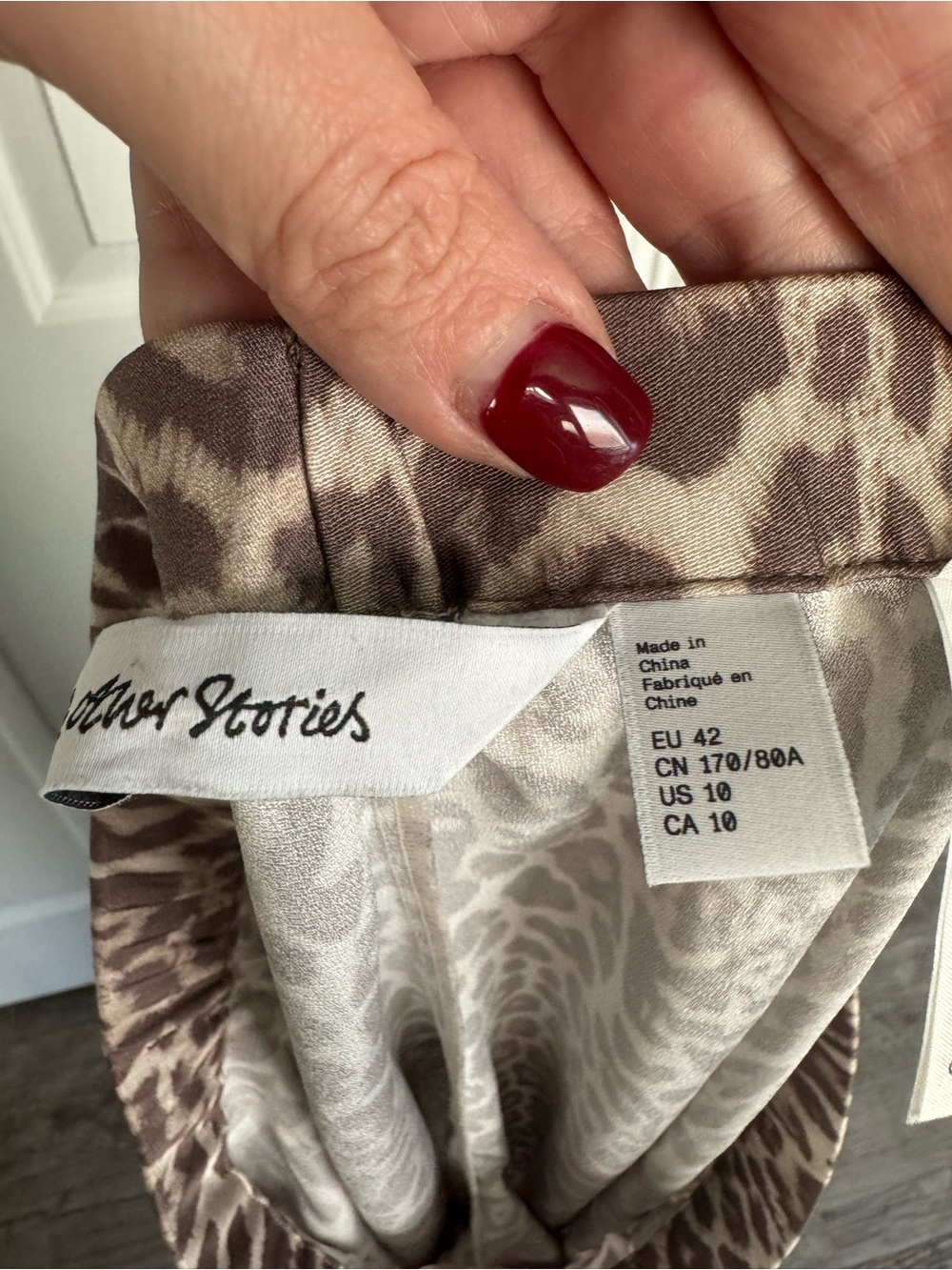 NWOT &Other Stories Leopard Pull On Satin Wide Leg Pants Taupe Beige US 10 - Picture 9 of 10